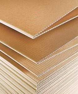 Katlanmış oluklu mukavvanın yakın çekim görüntüsü.