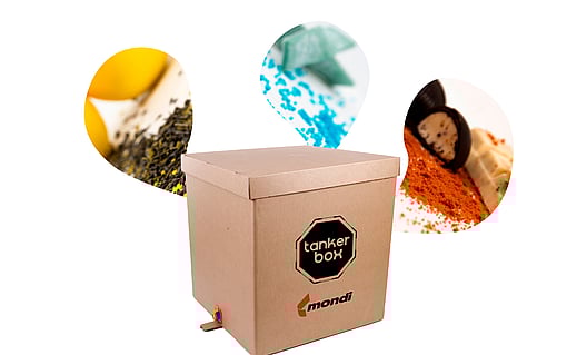 Dekoratif baharat tasarımına sahip bir Tankerbox'ın paket fotoğrafı.