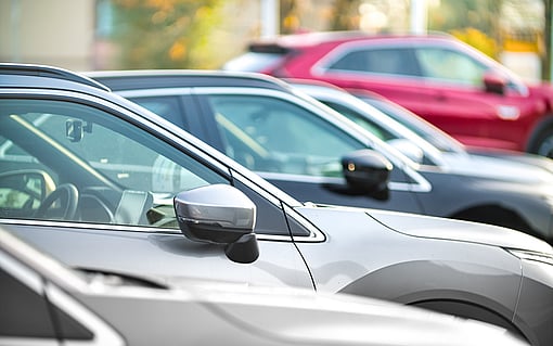 Arka arkaya dizilmiş arabaların görüntüsü