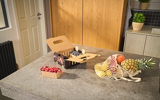 Fleksografik baskı teknolojisi kullanılarak baskı yapılmış oluklu mukavva kutu.