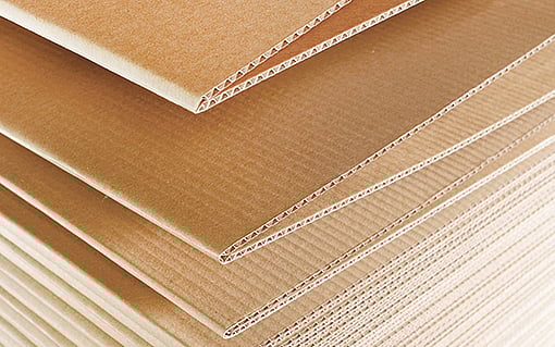 Katlanmış oluklu mukavva yığınının bir görüntüsü.