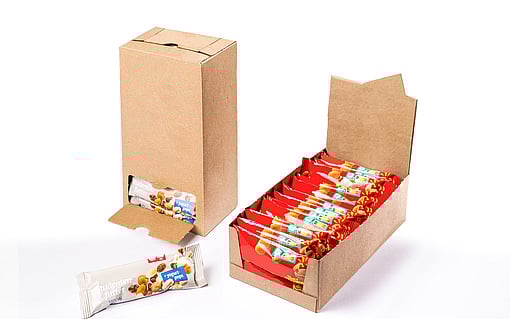 Tüketicilerin ambalajdan kolayca çıkarabileceği tuzlu fındık paketlerini içeren, açık kapaklı ve rafa hazır ambalaj çözümlerinden iki örnek.