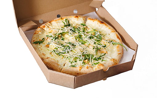 Taze pizza içeren bir pizza kutusu.