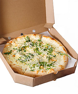 Kahverengi oluklu kutu içerisinde pizza.
