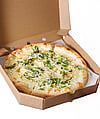 Kahverengi oluklu kutu içerisinde pizza.