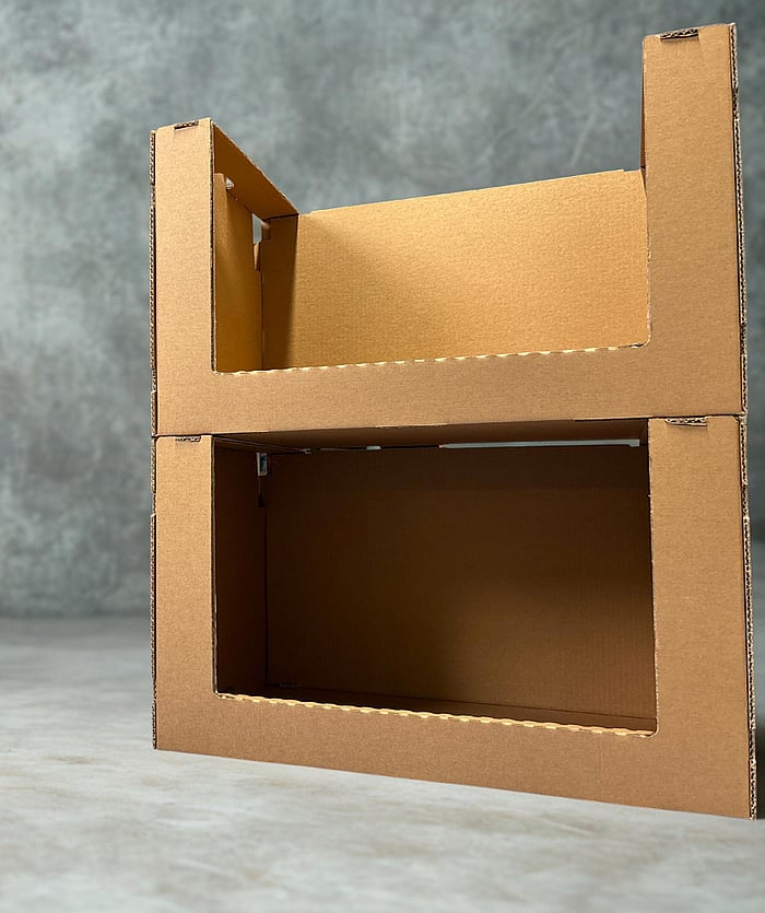 Oluklu ambalaj malzemesinden yapılmış raflar.