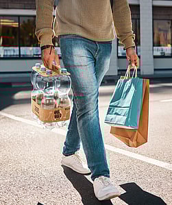 Alışveriş poşetlerini taşıyan bir adam.