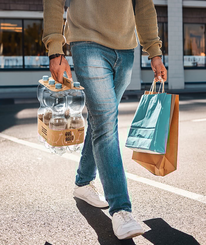 Alışveriş poşetlerini taşıyan bir adam.