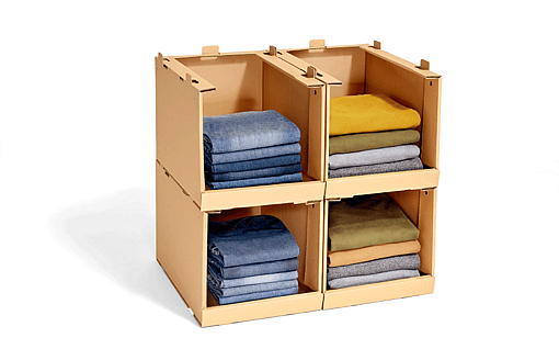 Kazaklarla doldurulmuş oluklu mukavvadan yapılmış raf.