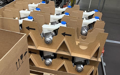 Otomotiv parçaları için özel olarak üretilmiş oluklu mukavva kutu.