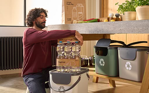 Bir adam hug&hold klibini geri dönüştürüyor.