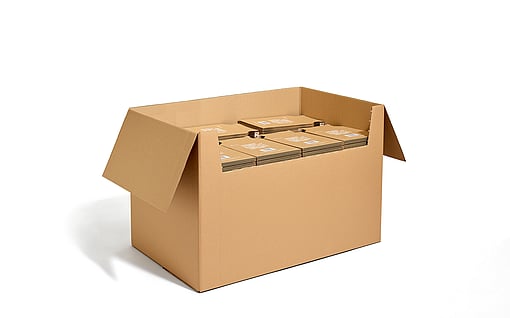 Ağır yükler için tasarlanmış bir oluklu mukavva kutu.